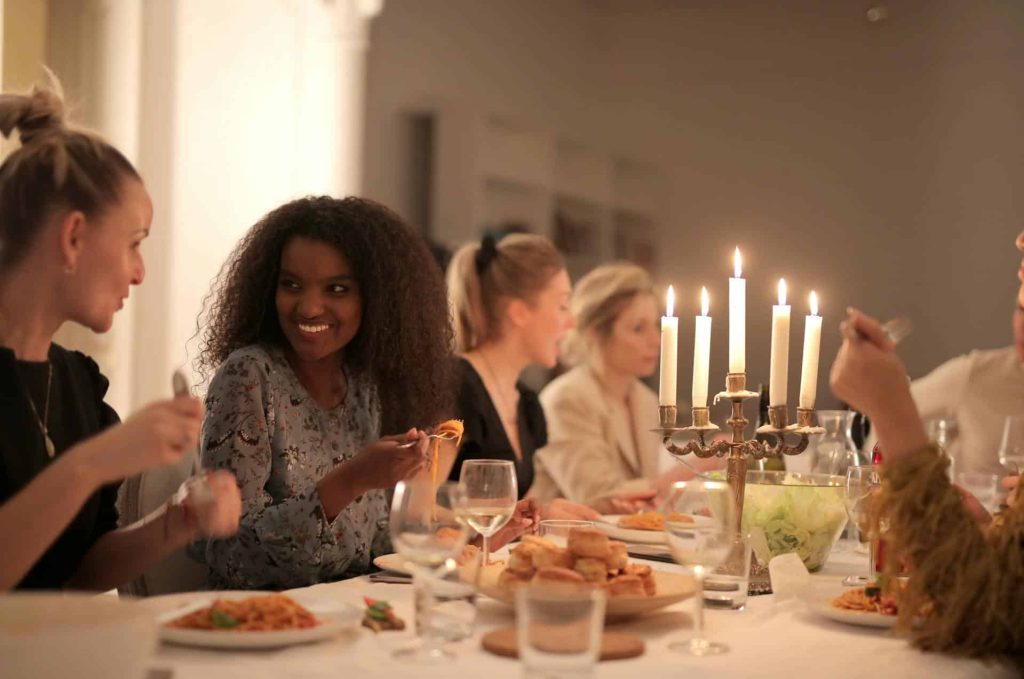 Hosting a Dinner Party? Here's How to Make it Unforgettable! friends enjoying dinner party ice breakers